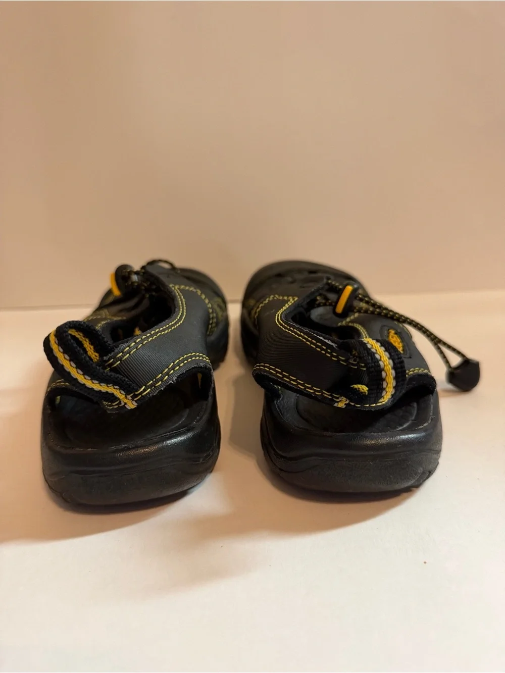 KEEN Unisex Kids SandalsBlack/Yellow Fisherman Closed Toe Drawstring